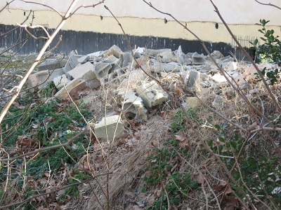 Décharge de ruines 150 m en aval du Pont de la République à Pernes