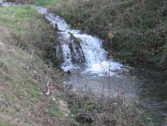 une cascade au pied du village