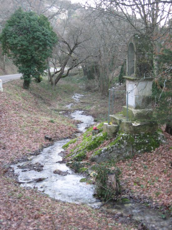 Au pied du Beaucet, coule un ruisseau